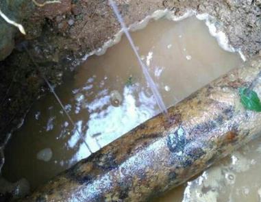 蓬江楼顶渗水维修公司分享下地暖漏水的原因及检测方法。